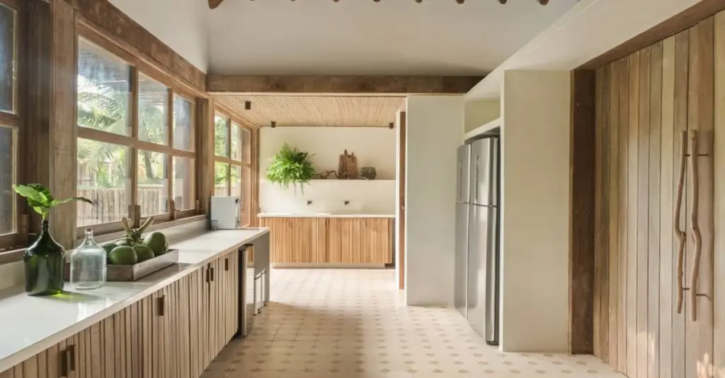 Adiós a los armarios altos: el cambio en diseño de interiores para tu cocina