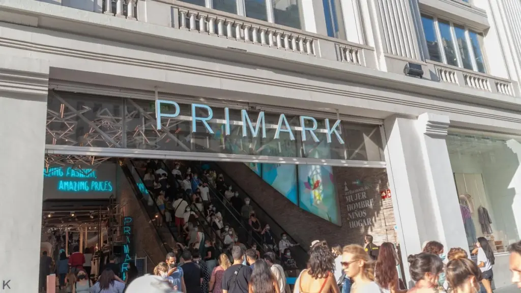 Adiós a los muebles caros: el banco de almacenaje de bouclé de Primark de 60€