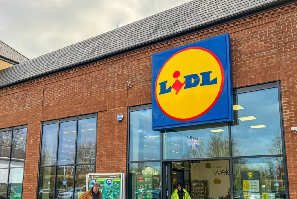 Adiós a los muebles caros: Lidl lanza su mesa Estilo Retro por menos de 15€