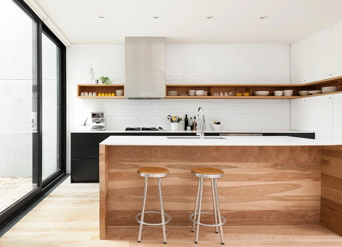 Adiós a los muebles altos: el secreto en diseño de interiores para una cocina amplia - image 1