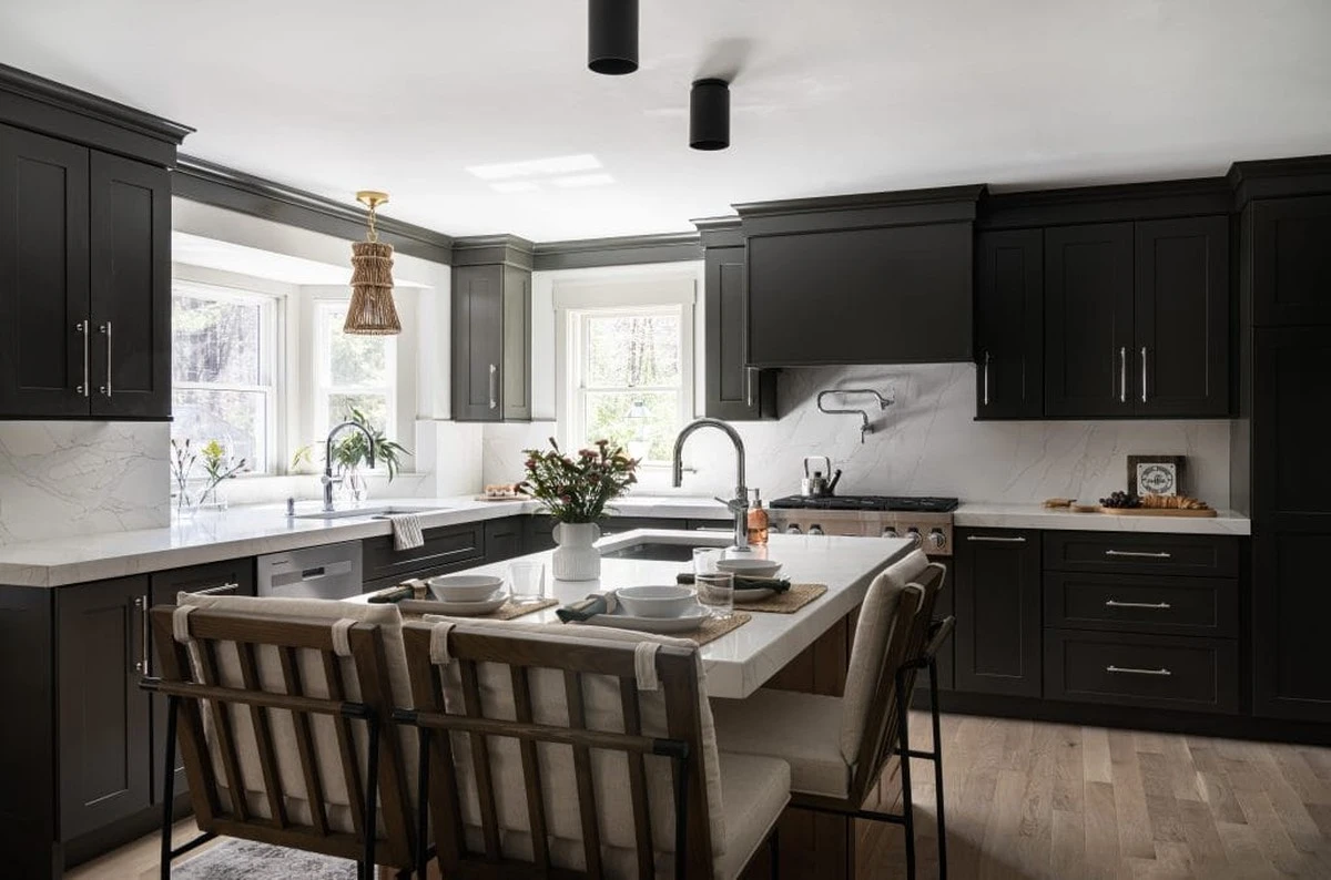 Adiós a tus viejos gabinetes de roble: el truco del Sherwin-Williams Tricorn Black - image 1