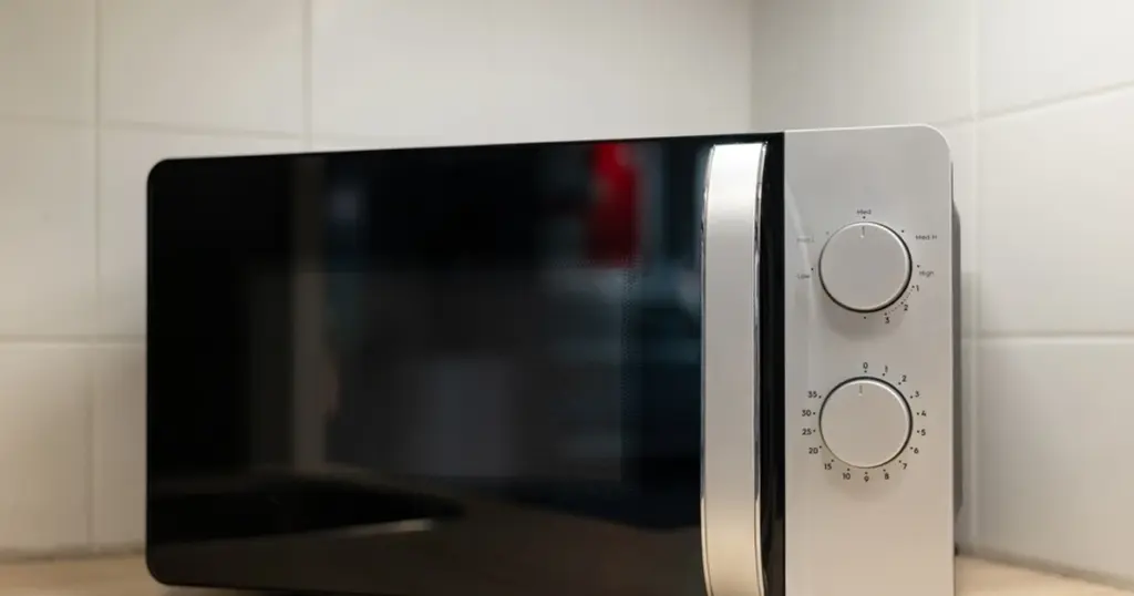 Ahorra 50% de luz: el truco entre Freidora de aire y Horno de microondas