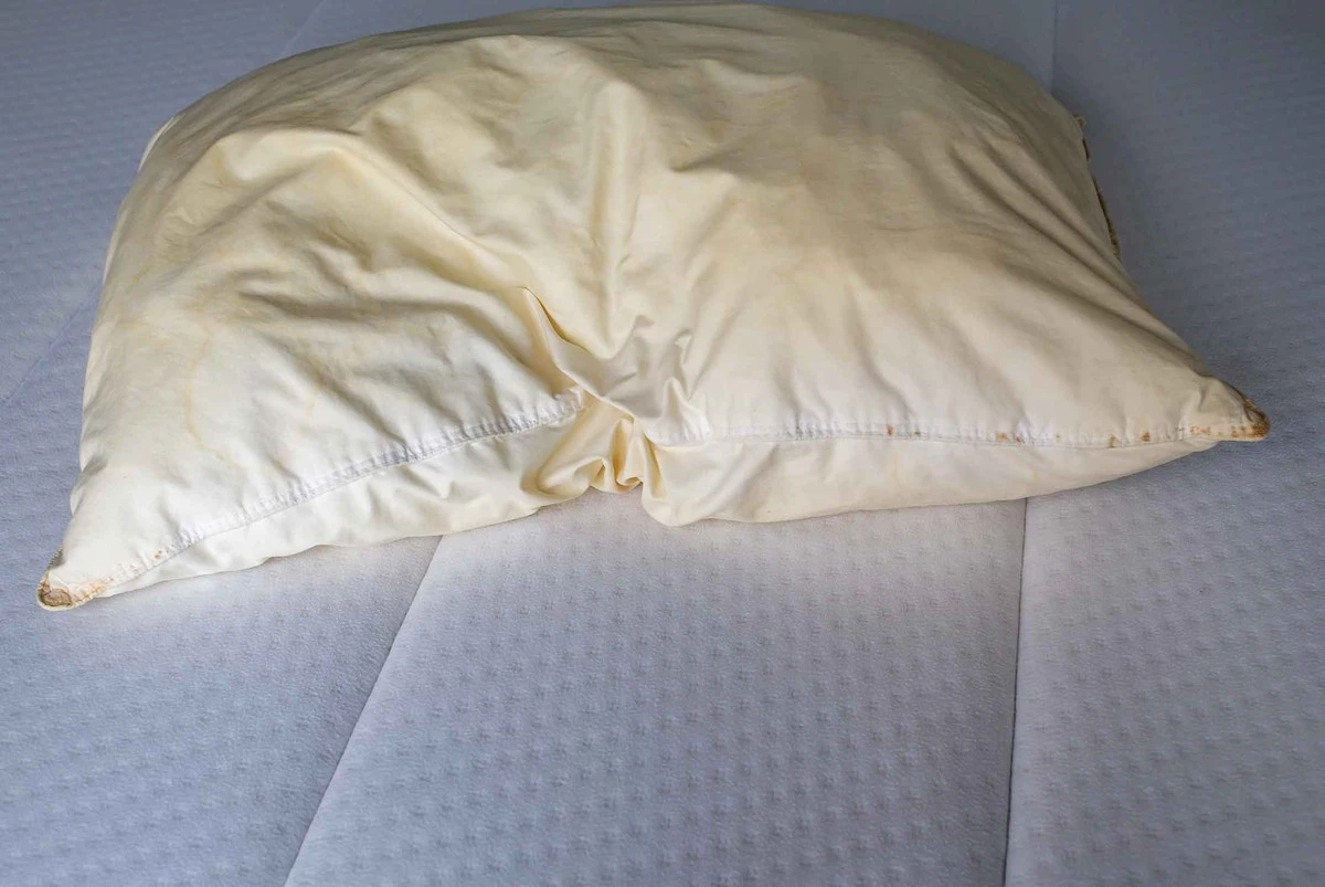 Almohada amarillenta: elimina el moho y las bacterias con este truco de 30 minutos - image 1