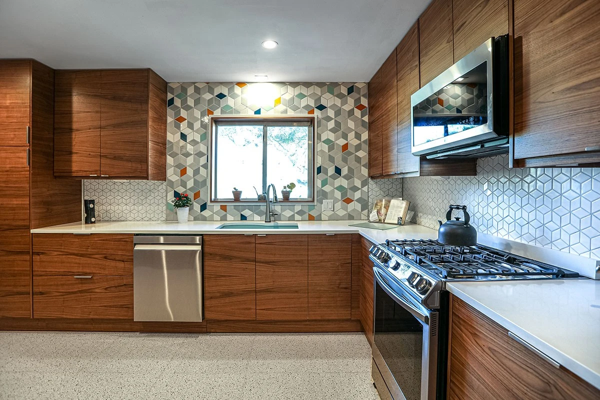Armarios de cocina de los 80: el truco de 600€ con nuevo salpicadero de cocina - image 1