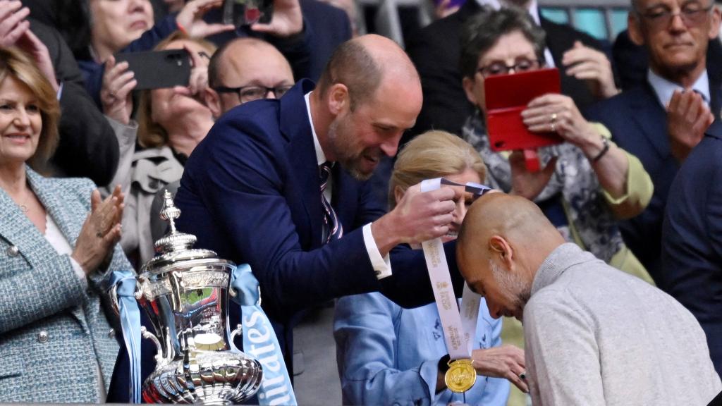 Guardiola recibe la medalla de campeón de la FA Cup.