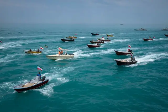 Un grupo de lanchas rápidas iraníes navegando en el mar.