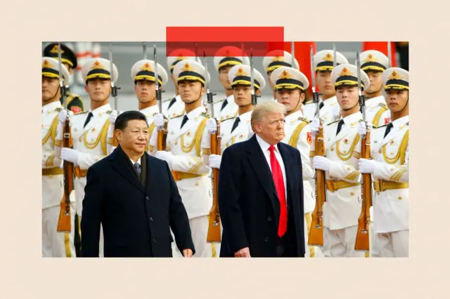Xi Jinping y Donald Trump pasan junto a las tropas chinas vestidas de blanco y con armas de fuego.