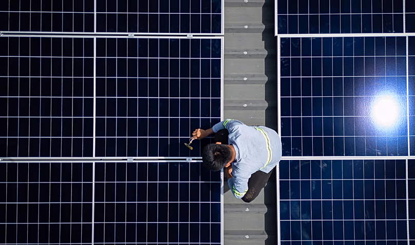Un instalador solar asegura un panel fotovoltaico en el techo de una vivienda en Manila, Filipinas, el 1 de mayo de 2026