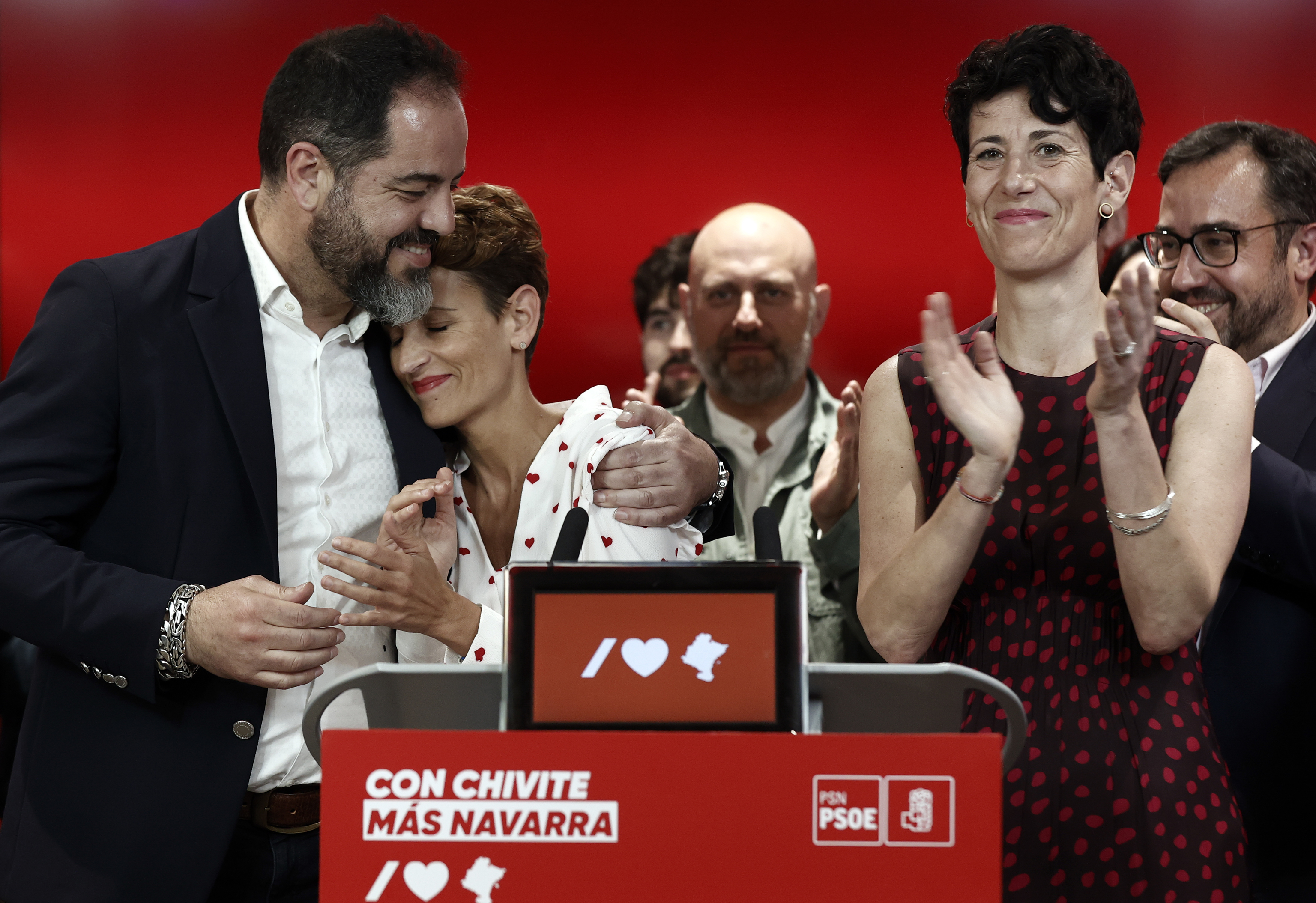 El ex secretario de Organización del PSN Ramón Alzórriz abraza a María Chivite tras las elecciones forales de mayo de 2023.
