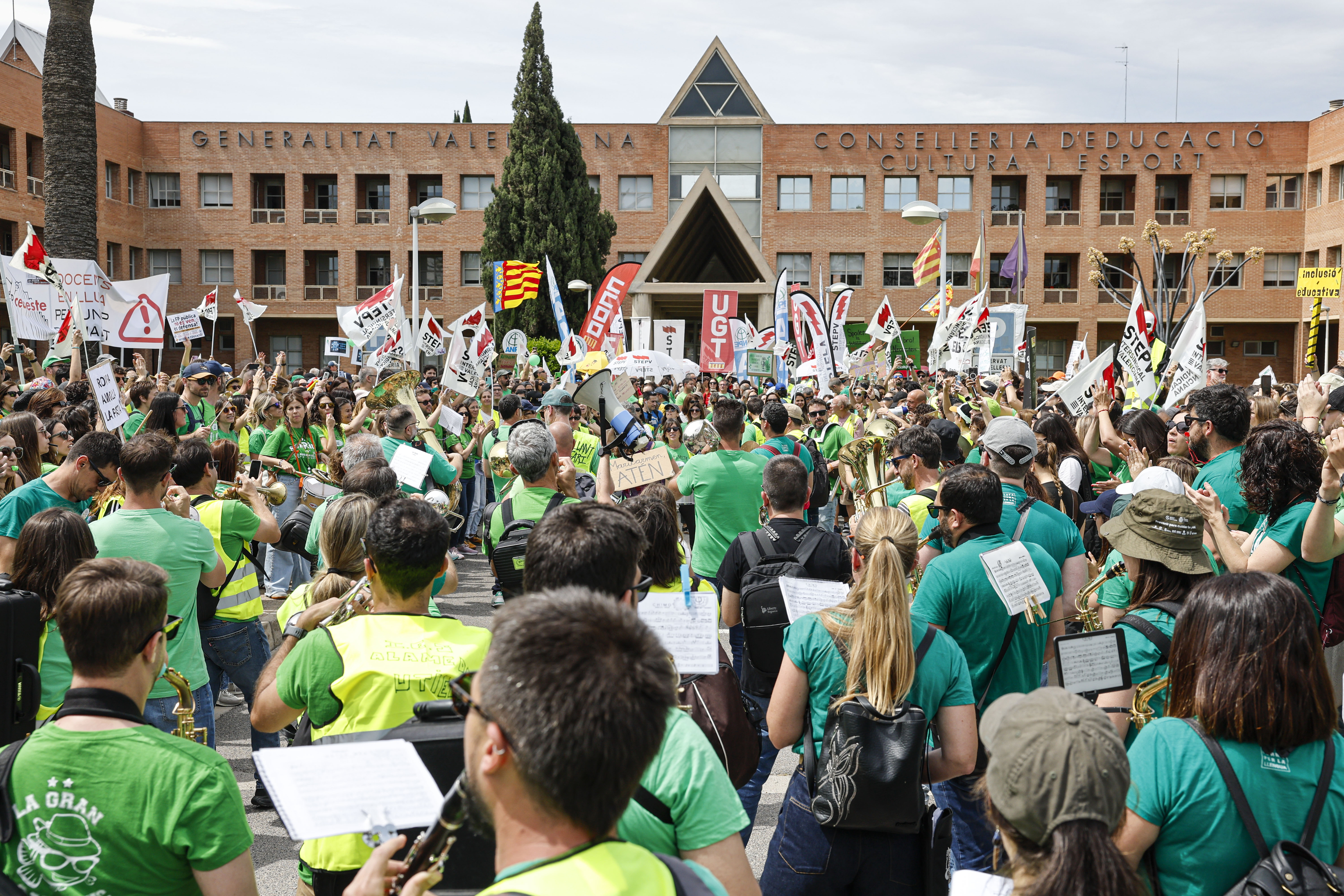Profesores concentrados frente a la Consejería de Educación valenciana.
