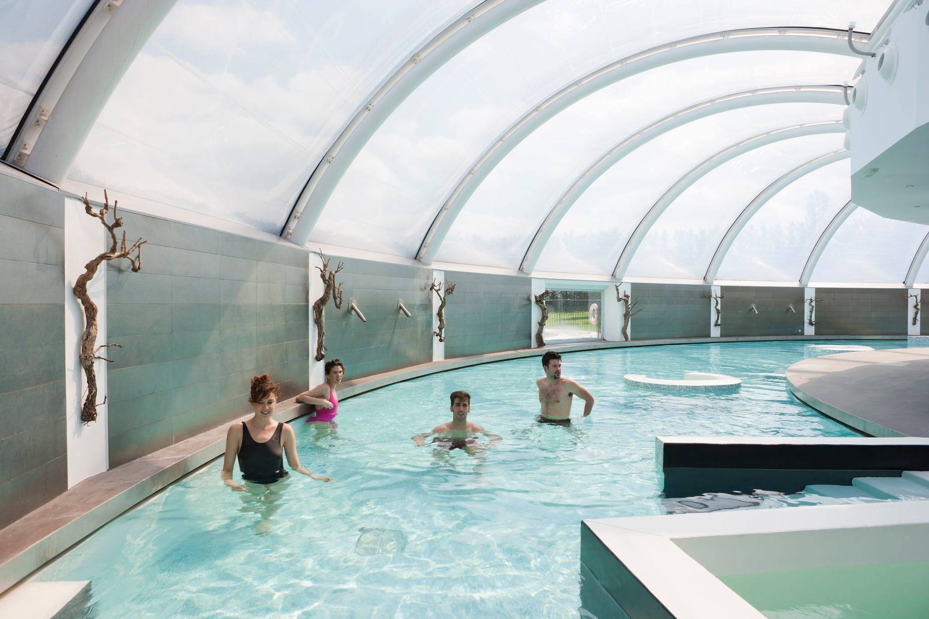 Foto: La gran piscina termal cubierta por una cúpula translúcida es uno de los espacios más llamativos de este exclusivo spa de la Rioja Alavesa. (Facebook)