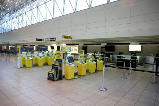 El counter de Spirit Airlines vacío en un aeropuerto en 2020.