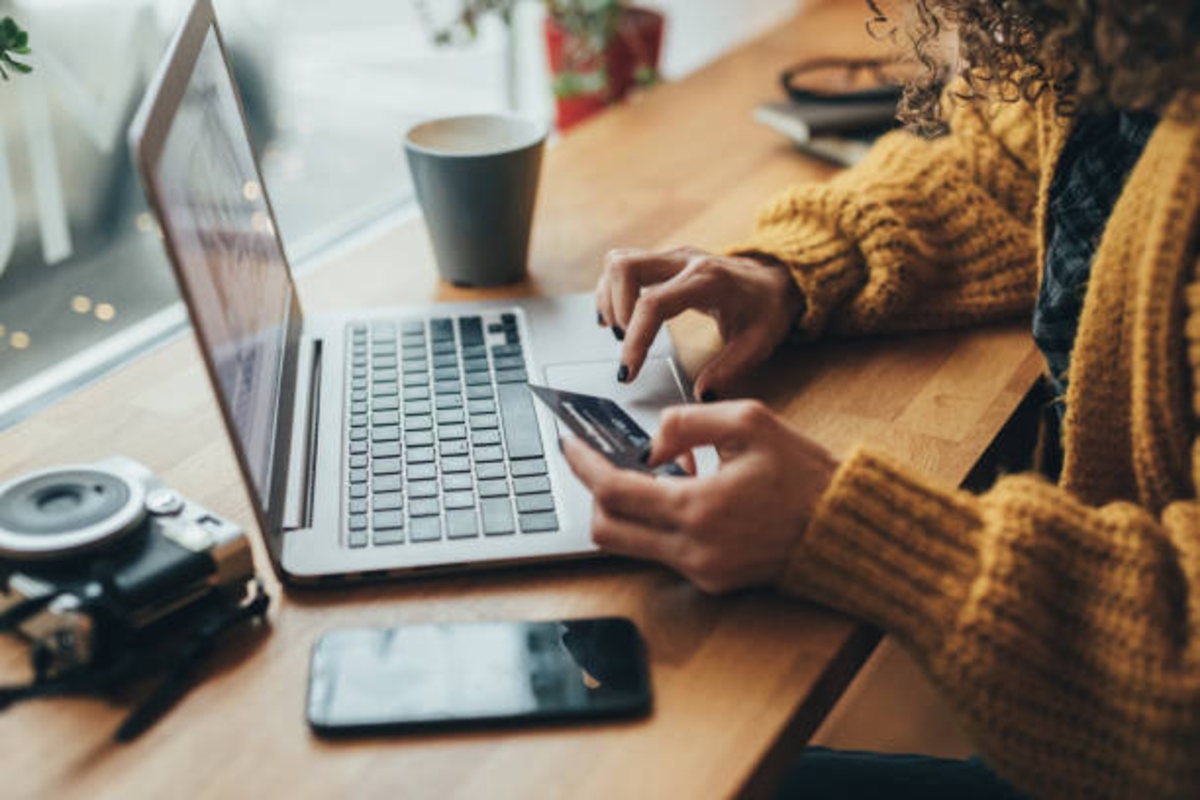 Una mujer proporciona sus datos bancarios a un posible estafador digital. Foto: (iStock)
