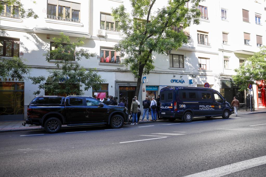 Furgones de la Policía Nacional ante la oficina de Zapatero en la calle Ferraz, en Madrid.