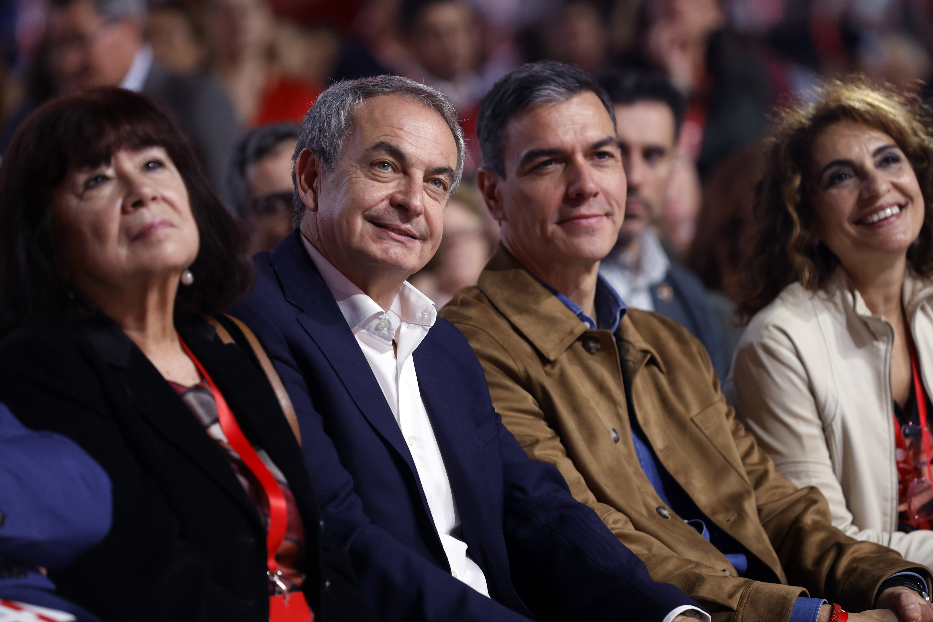 El ex presidente del Gobierno José Luis Rodríguez Zapatero y el actual jefe del Ejecutivo, Pedro Sánchez, en el Congreso Federal del PSOE noviembre de 2024 en Sevilla