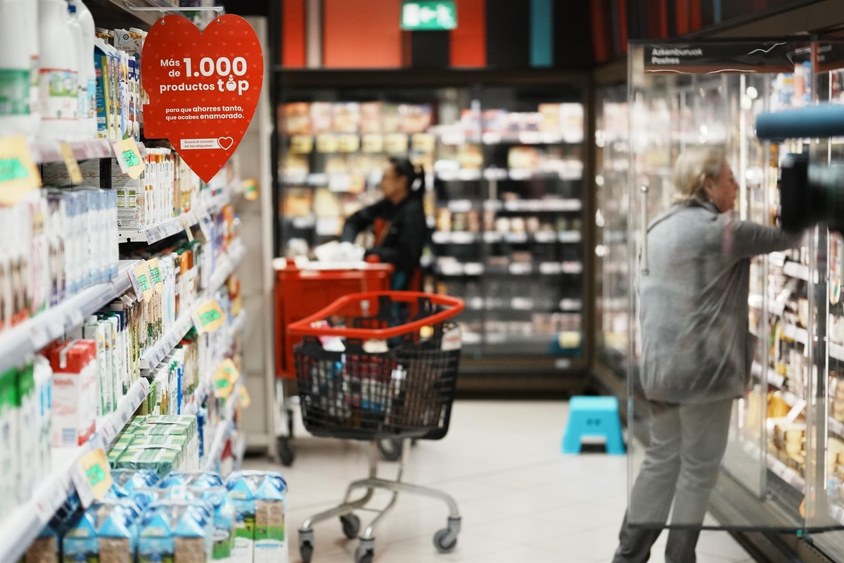 Varios clientes en un supermercado. (Europa Press)