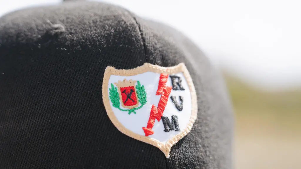 La gorra del Rayo Vallecano de una pequeña aficionada.