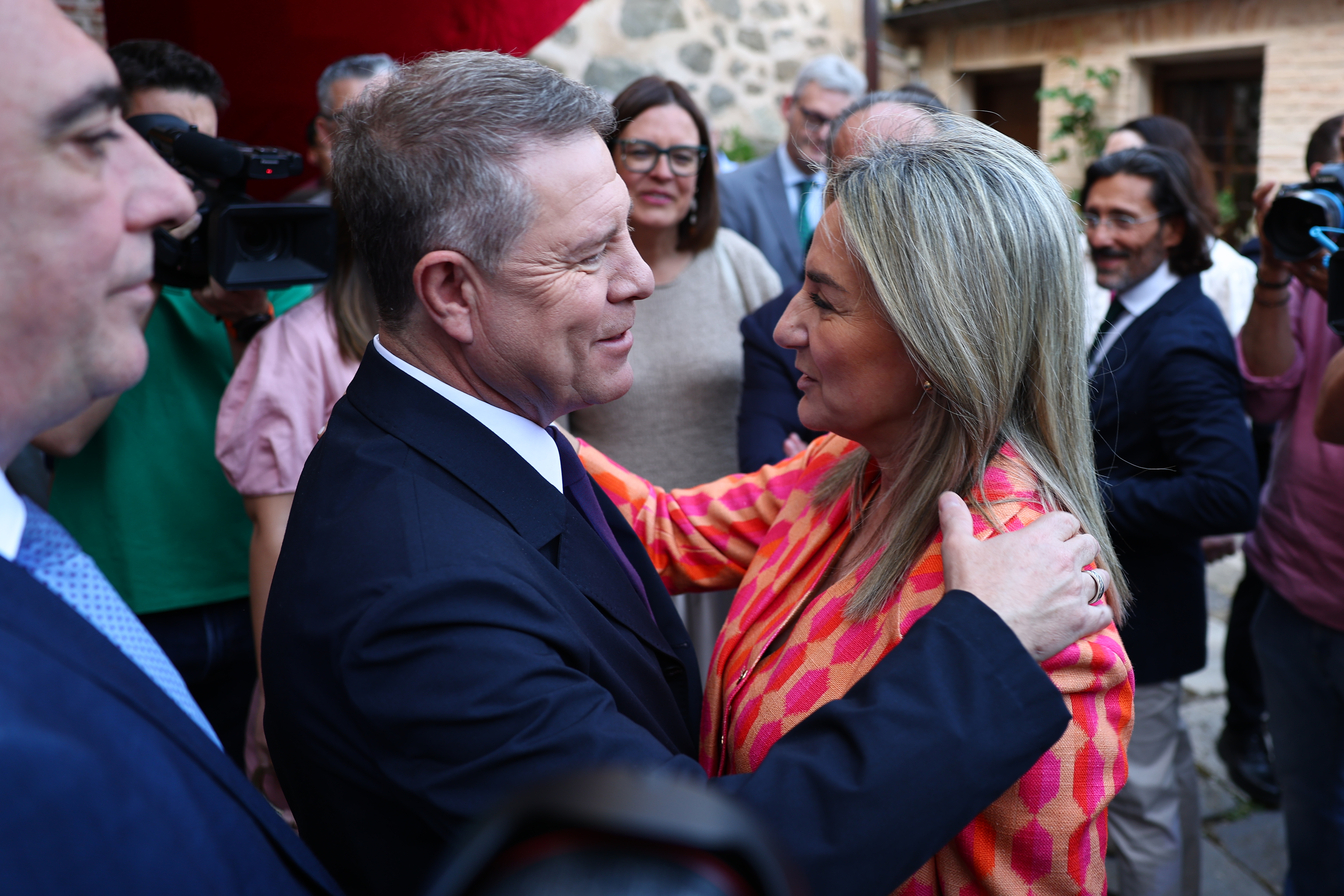 El presidente de Castilla-La Mancha, Emiliano García Page, junto a la ministra de Educación, Milagros Tolón, este viernes en Toledo.