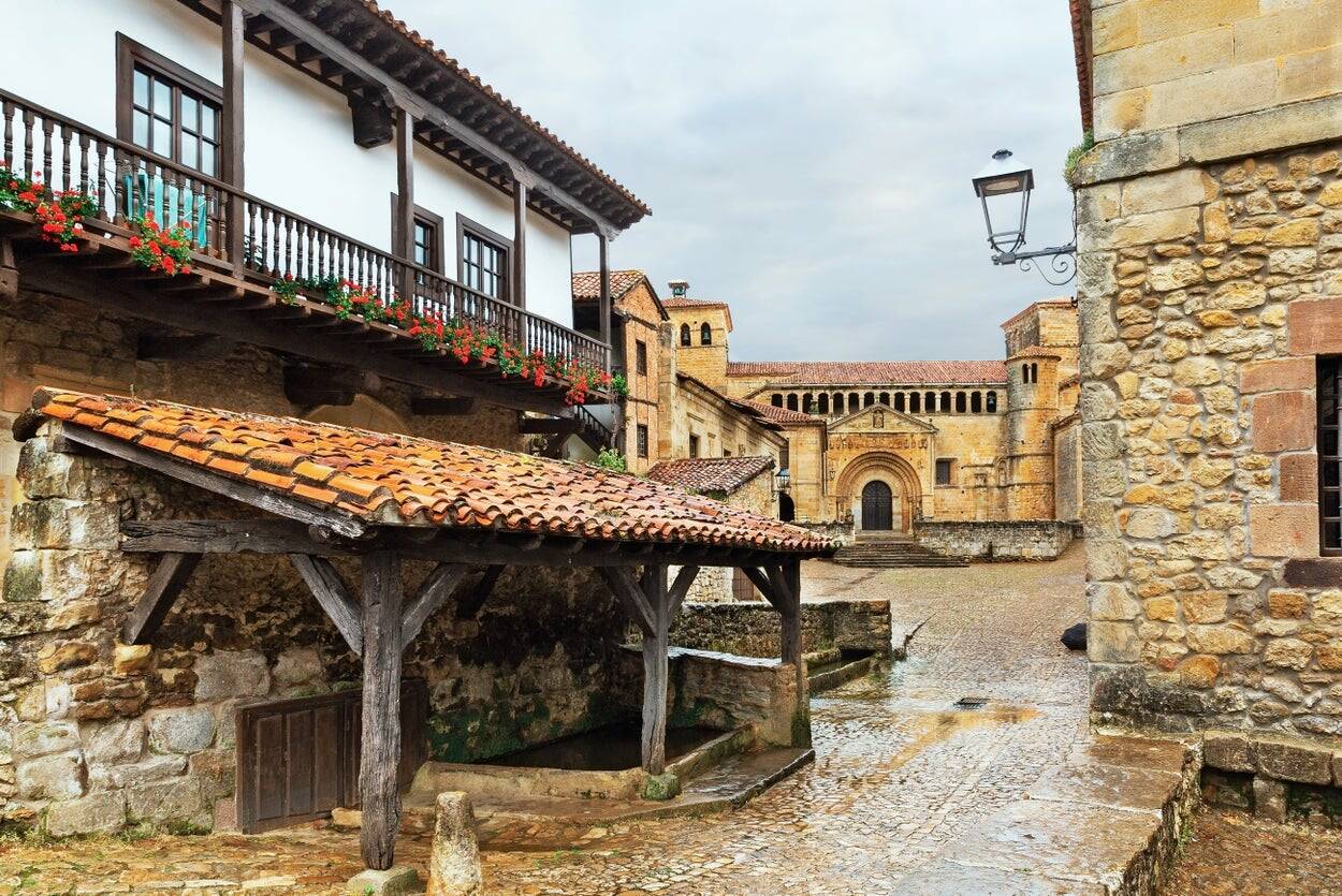 Foto: Uno de los pueblos con mayor valor histórico y artístico de España y uno de los principales destinos turísticos de Cantabria. (Página web oficial del Ayuntamiento)