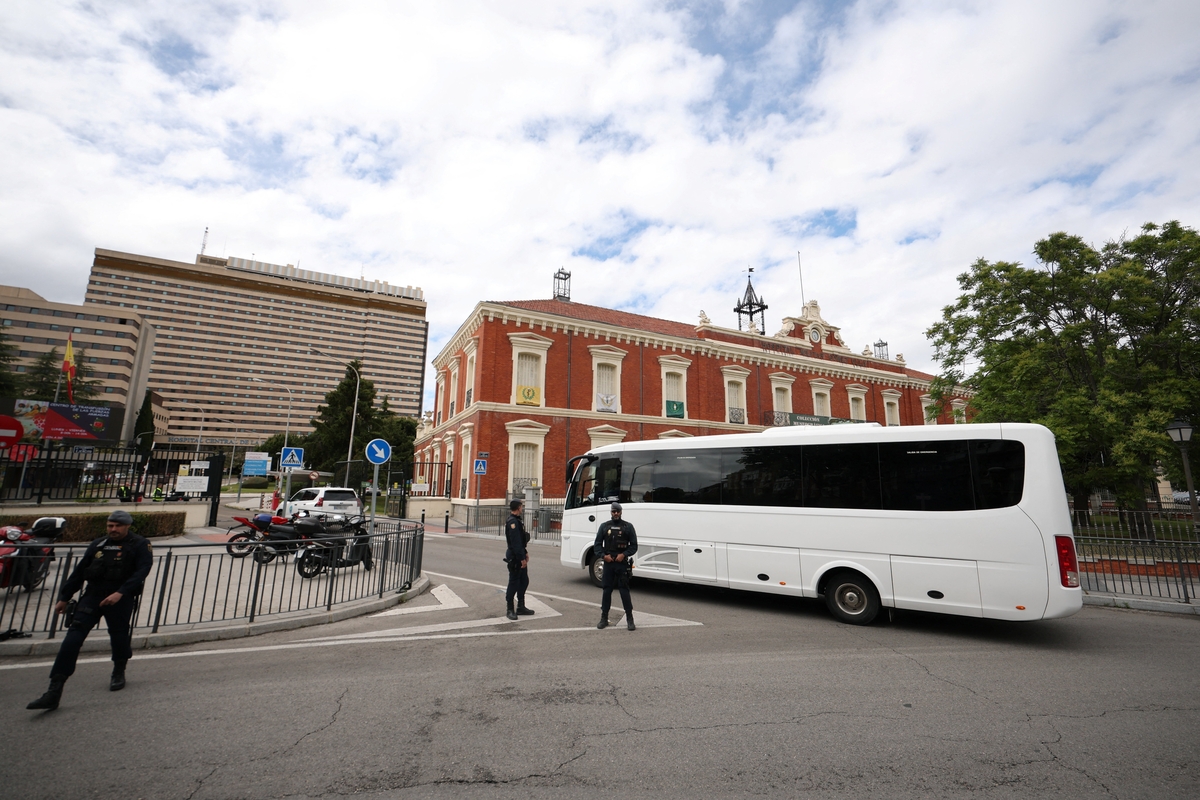 Un bus lleva a los pasajeros españoles al Gómez Ulla. (Isabel Infantes/REUTERS)