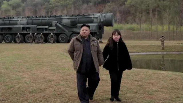 Kim Jong Un, vestido de negro y con un abrigo marrón, toma de la mano a su hija, Kim Ju Ae, quien viste una chaqueta Christian Dior valorada en US$ 1.900.