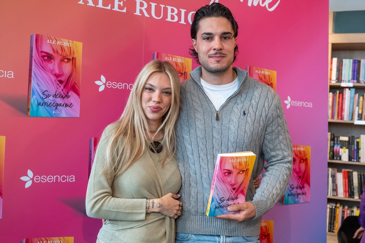 Carlo Costanzia y Alejandra Rubio durante la presentación de la primera novela de la joven titulada 'Si decido arriesgarme'. (José Oliva / Europa Press)