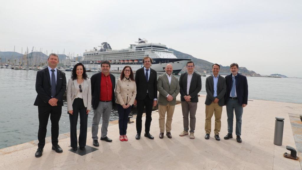 Una delegación de la Asociación Española del Transporte visita el puerto de Cartagena.