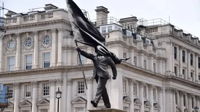 La estatua apareció este miércoles en un zócalo en Waterloo Place.