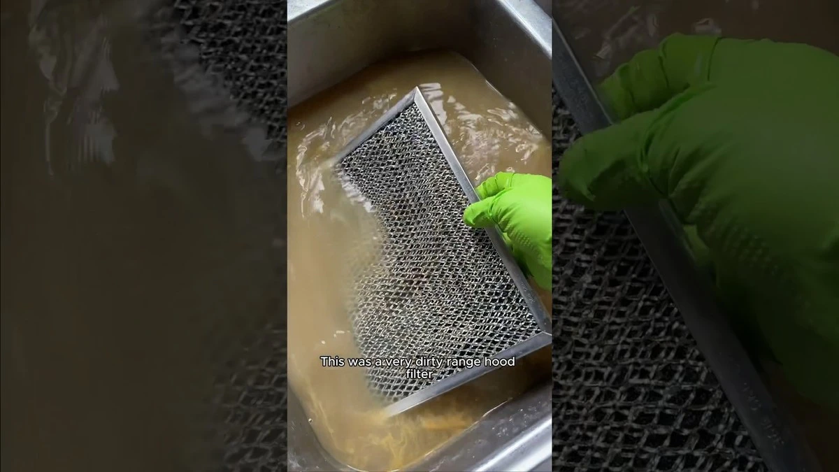 Campana extractora impecable: el truco para limpiar la rejilla sin frotar - image 1