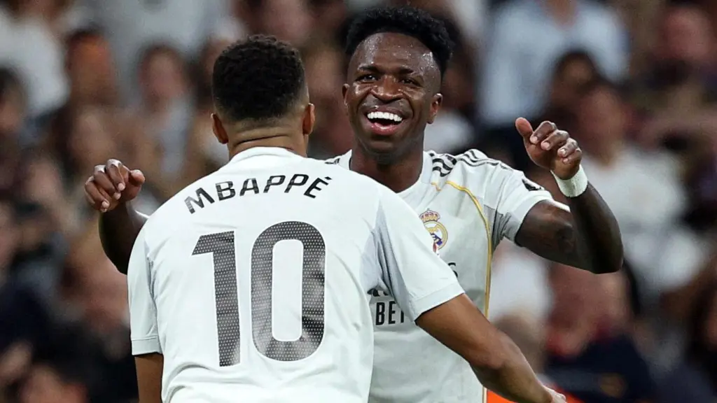 Vinicius celebra con Mbappé un gol de la temporada.