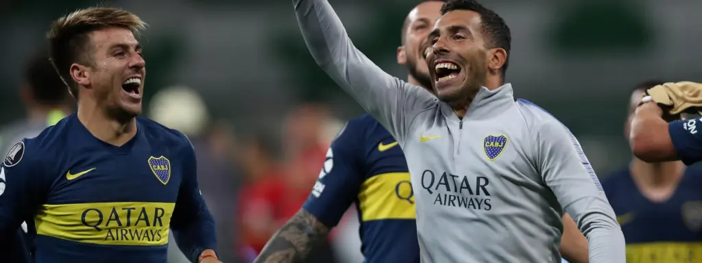 Tévez celebra el empate de los suyos.