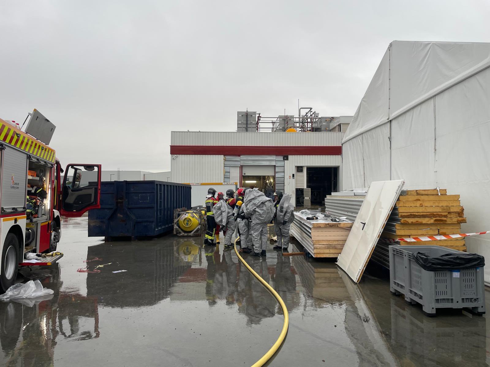 El cuerpo de Bomberos accede al interior de la fábrica.