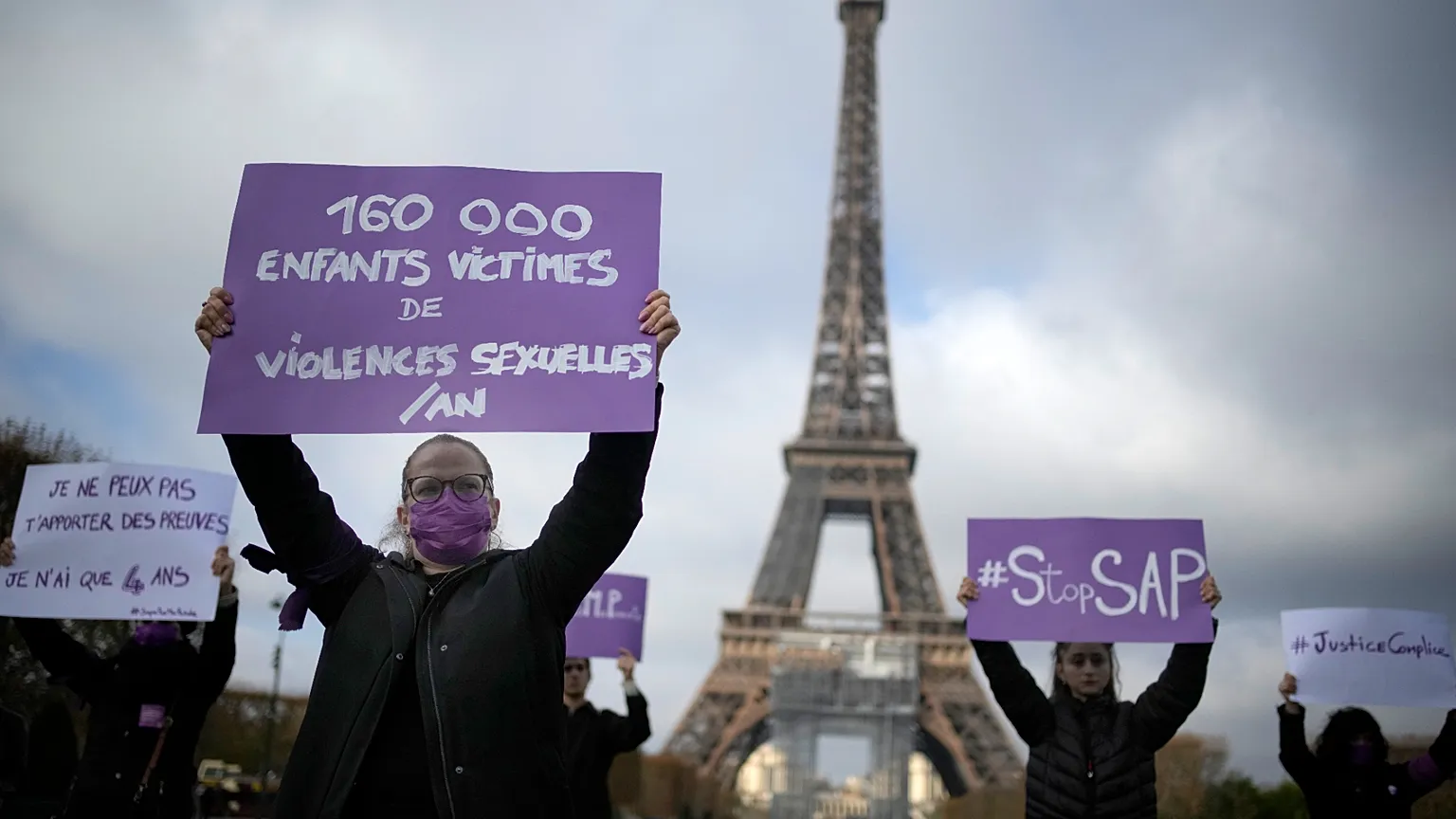 Demonstration against the sexual abuse of minors, in Paris, on Wednesday 17 November 2021. (AP photo/Christophe Ena)