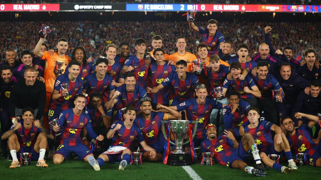 Los futbolistas del Barça celebran el título de Liga tras ganar al Real Madrid.