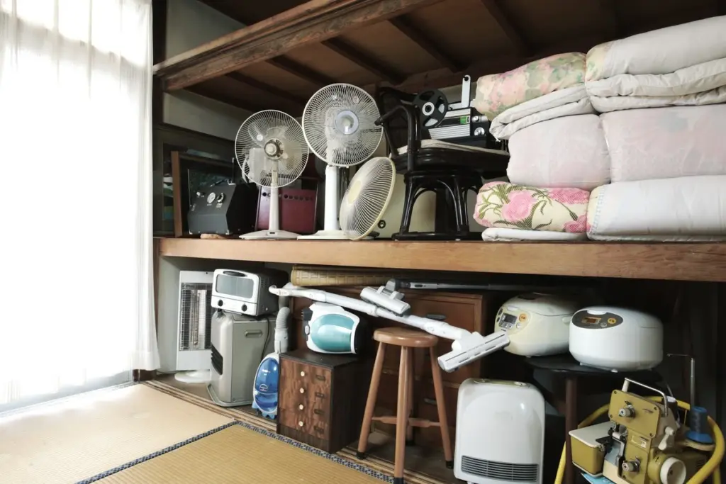 Chaos decluttering: por qué Homes & Gardens recomienda vaciar todo de golpe