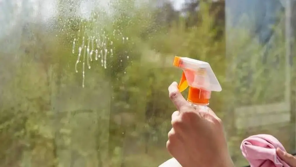 Cristales impecables en 1 minuto: aplica vinagre y agua de esta forma