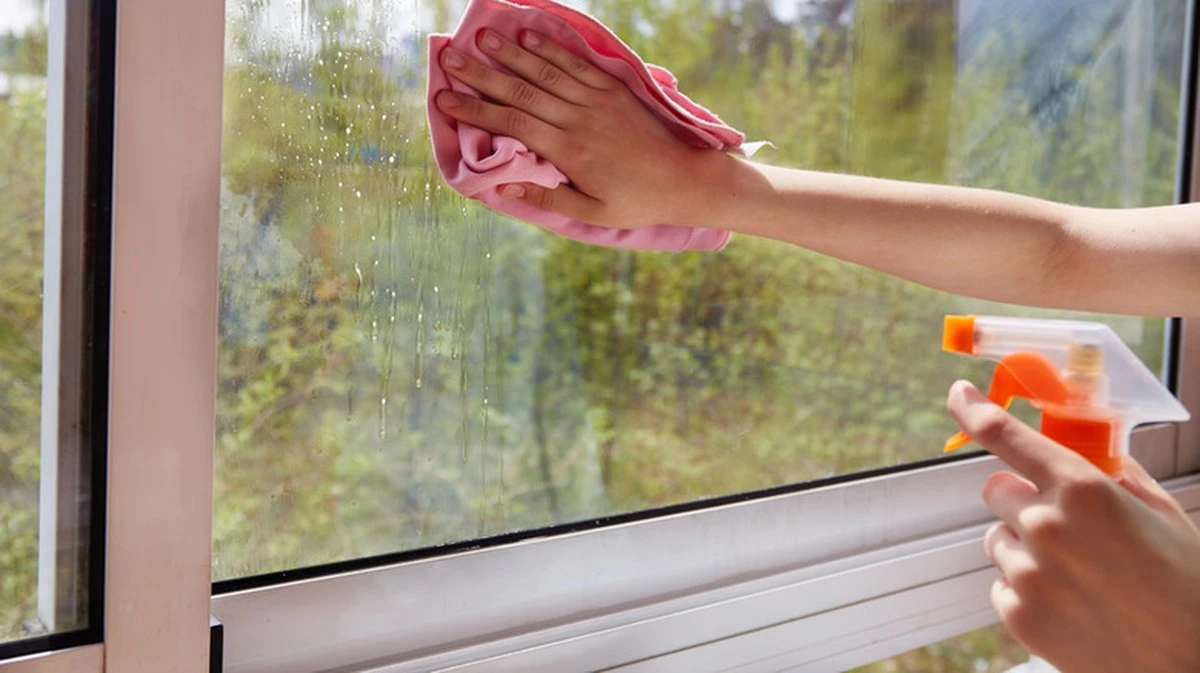 Cristales siempre limpios: echa unas gotas de glicerina en tu ventana y olvida la calima - image 1