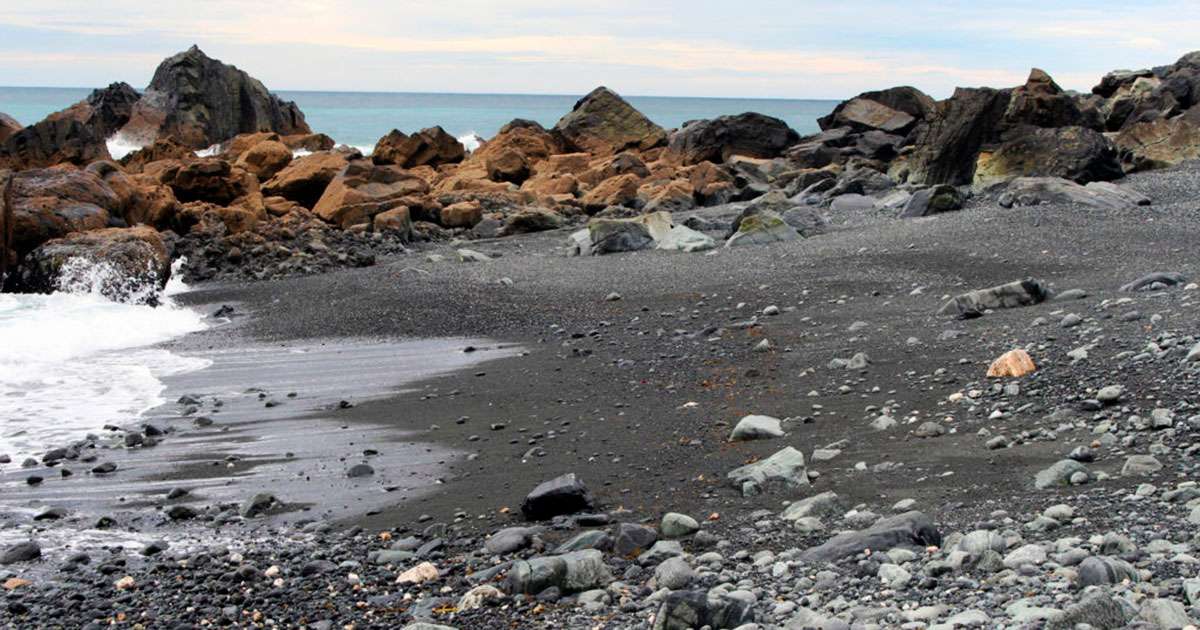 Imagen de la arena negra de la Playa de Teixidelo en el municipio coruñés de Cedeira.