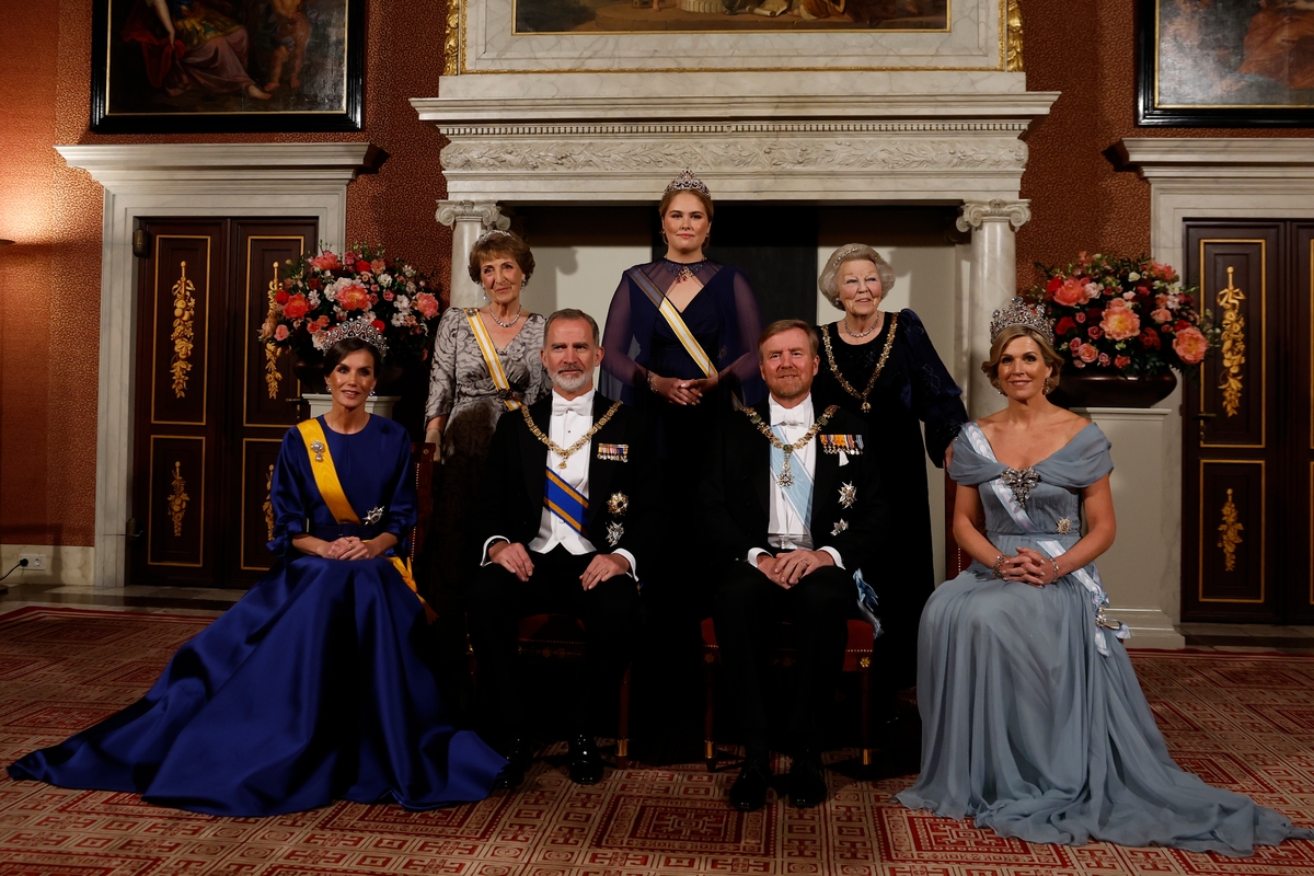 Los reyes de España, Felipe VI (3i) y Letizia (i), junto a los reyes de los Países Bajos, Guillermo Alejandro (3d) y Máxima (d), la reina emérita de los Países Bajos Beatriz (2d), la princesa heredera Catalina Amalia de Orange (c) y la princesa Margarita (2i) durante la cena de gala con motivo de su visita de Estado al país, este miércoles en Ámsterdam (Países Bajos). EFE/ Chema Moya
