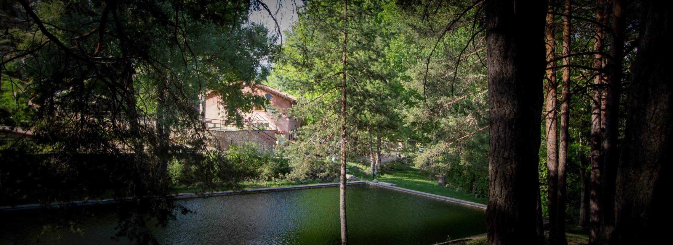 Foto: El restaurante de Teruel junto a una piscina natural para el primer baño del año. (El Molino de Algarbe)