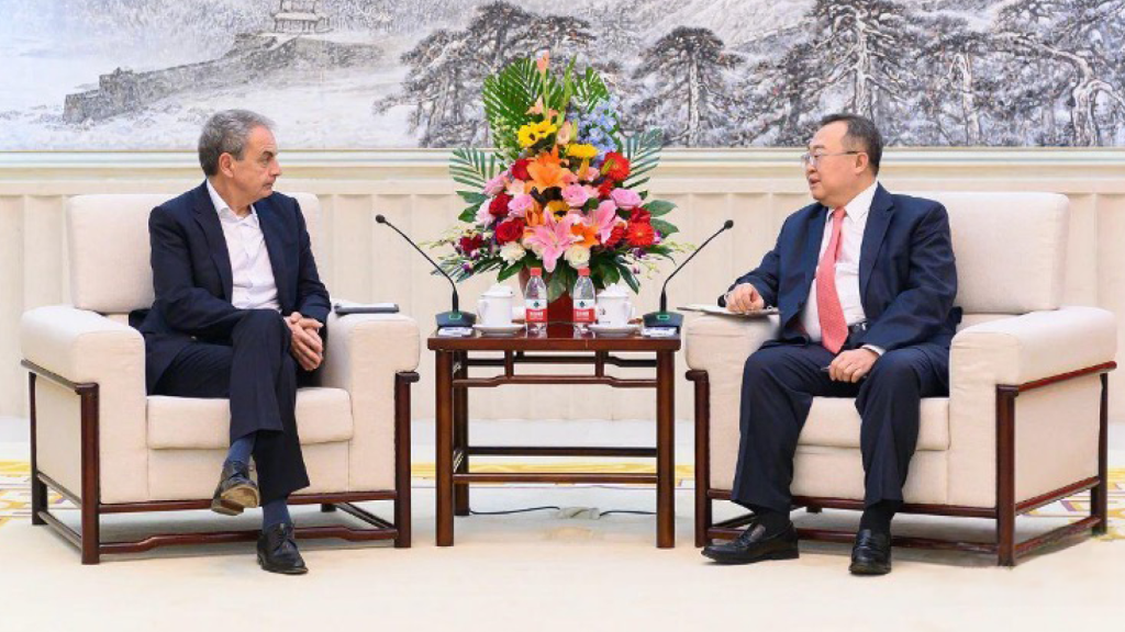 Liu Jianchao, ministro del Departamento de Enlace Exterior del Comité Central del Partido Comunista de China (PCCh), se reúne en Pekín con el ex presidente del Gobierno español José Luis Rodríguez Zapatero.