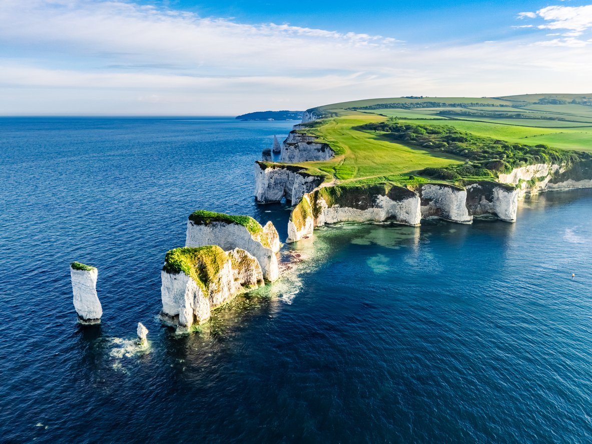 Foto: Vista aérea de Old Harry Rocks en la isla de Purbeck en Dorset, Inglaterra (Fuente: iStock)