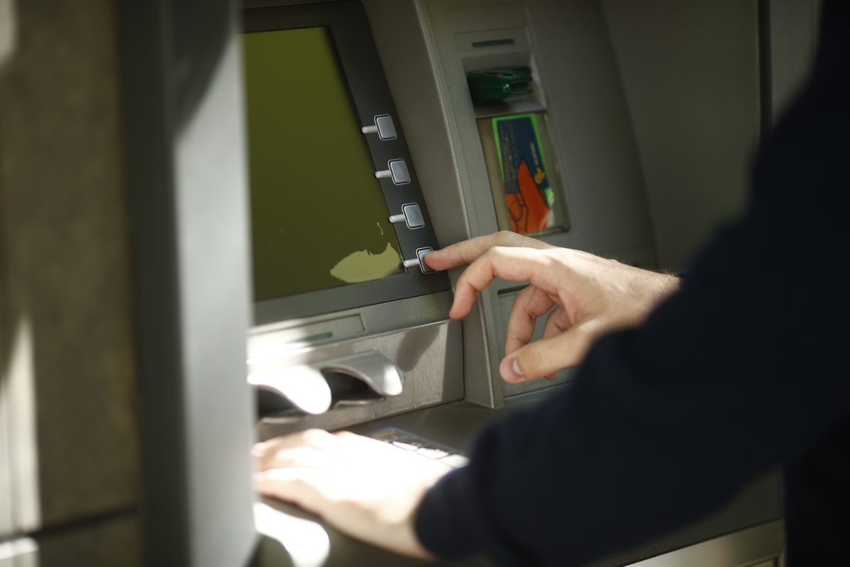 Una persona saca dinero de un cajero automático (Europa Press)