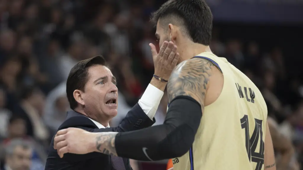 Xavi Pascual, con Willy Hernangómez.