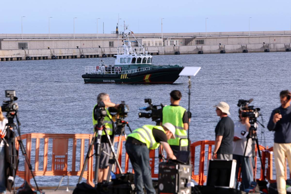 Medios de comunicación en el Puerto de Granadilla (Tenerife), a la espera del desembarco del crucero