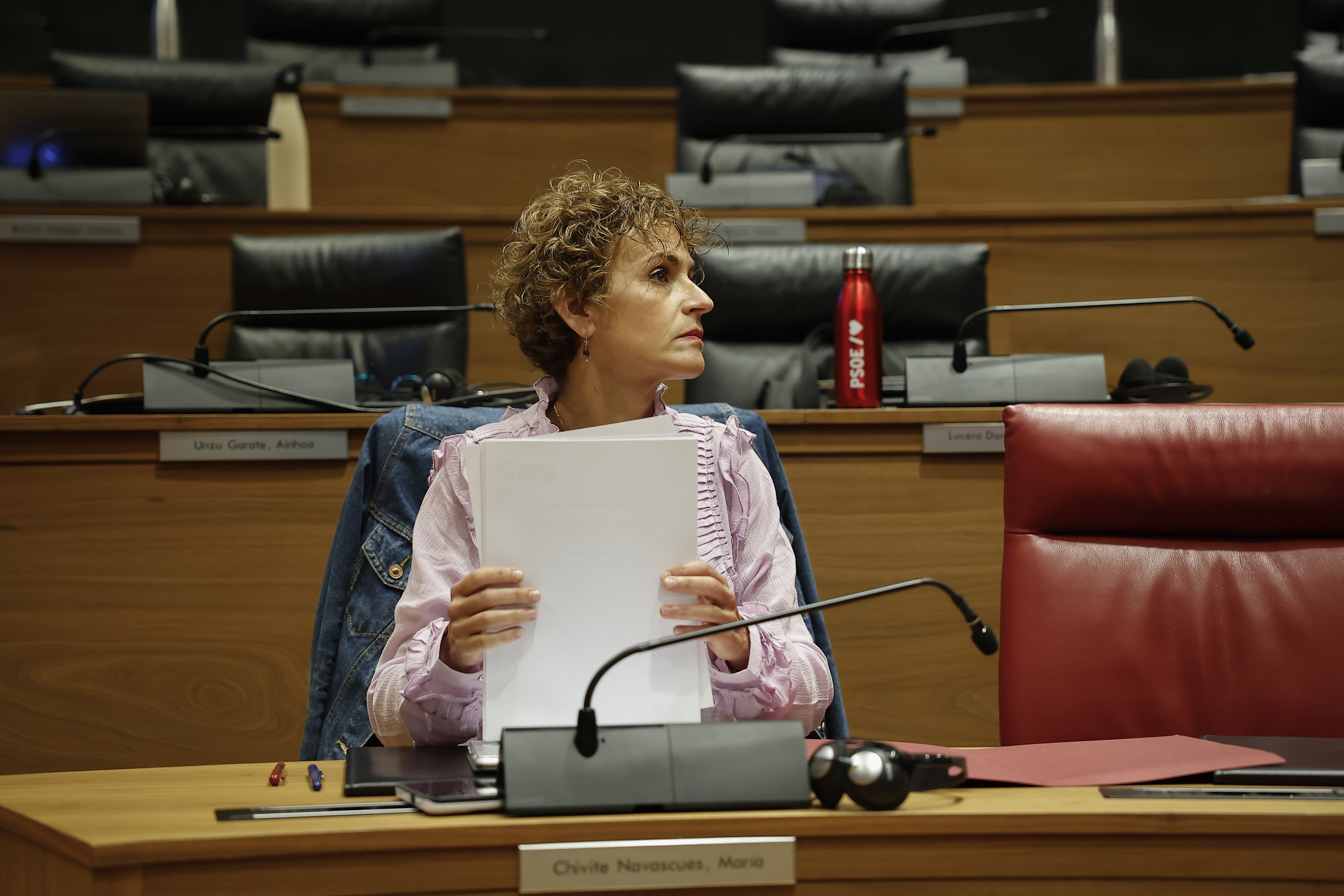 La presidenta de Navarra, María Chivite, en su escaño en el Parlamento el pasado jueves