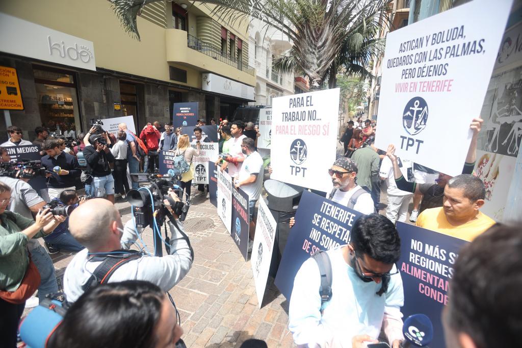 Protesta de trabajadores portuarios ante el Parlamento de Canarias, este viernes.