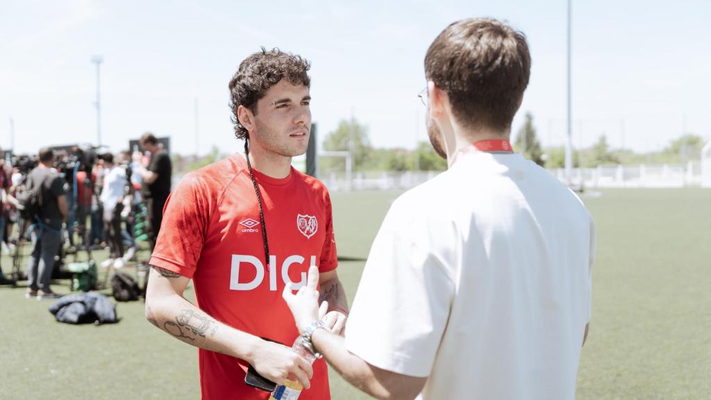Sergio Camello, dialogando con el periodista de EL ESPAÑOL.