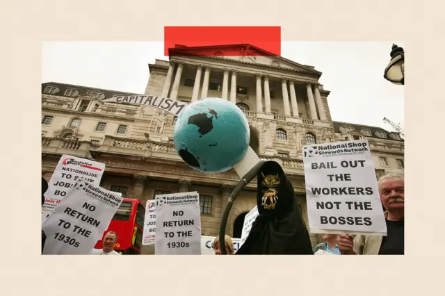 Una figura de la muerte personificada sostiene un globo terráqueo atravesado por una guadaña frente al Banco de Inglaterra durante una protesta el 13 de octubre de 2008 en Londres.