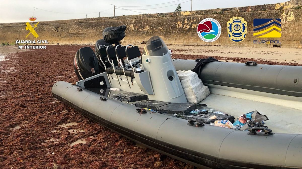 Lancha usada por los narcos recuperada ppor la Guardia Civil.